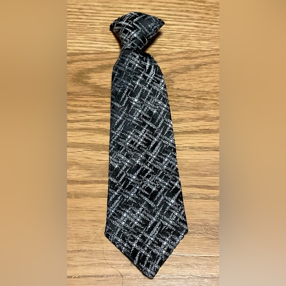 Elegant Black and White Boy's Clip on Tie. No Tags. - Picture 1 of 4